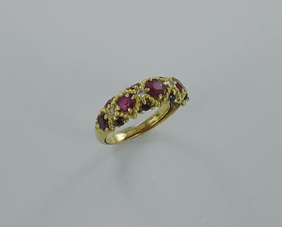 Bague or sertie de pierres et de diamants.