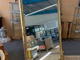 un grand miroir posé au milieu d'une pièce