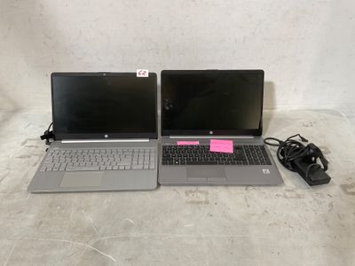 deux ordinateurs portables posés côte à côte sur une table, avec un chargeur