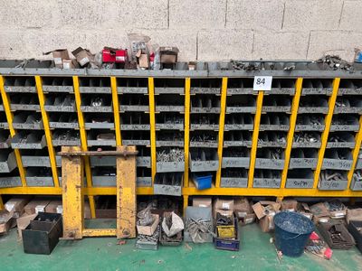un tas d'outils et d'autres objets par terre