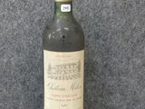 une bouteille de vin posée sur une table