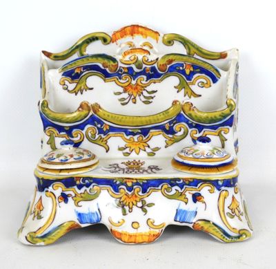 un vase bleu et blanc orné d'un décor doré