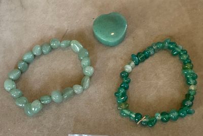 deux bracelets et une boîte en forme de cœur posés sur une table