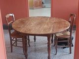 une salle à manger avec une table et des chaises