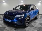 un 4x4 bleu garé sur un sol en damier dans un garage