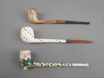 Trois types différents de pipes sont représentés sur une surface grise
