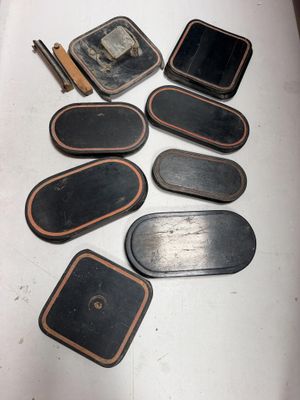 beaucoup de petits morceaux de métal posés sur une table