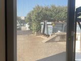 une fenêtre donnant sur un parking