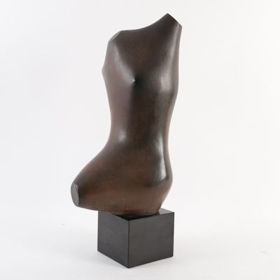 sculpture en bronze représentant un torse féminin sur un socle carré