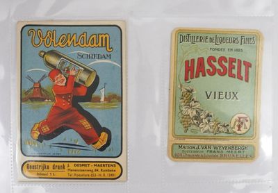 deux cartes posées sur une table