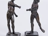paire de sculptures en bronze représentant un homme et une femme se tenant la main