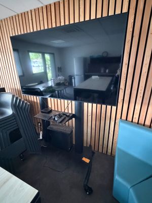 un téléviseur à écran plat fixé au mur d'une pièce