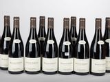 six bouteilles de vin alignées sur une table