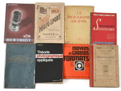 plusieurs livres sont empilés sur une surface blanche