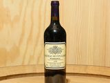une bouteille de vin posée sur un tonneau