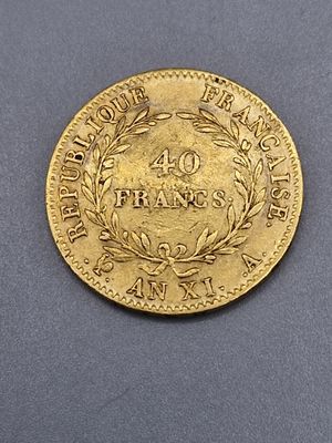une pièce d'or ornée d'une couronne sur l'avers