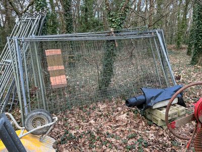 une cage contenant une borne d'incendie et d'autres objets