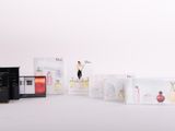 un lot de trois coffrets de parfums posés sur une table