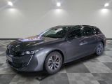 une voiture grise garée dans un garage au sol en damier