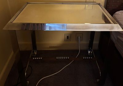 un bureau sur lequel est posé un miroir, dans une pièce