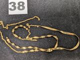 une photo d'une chaîne en or sur laquelle figure le chiffre 38