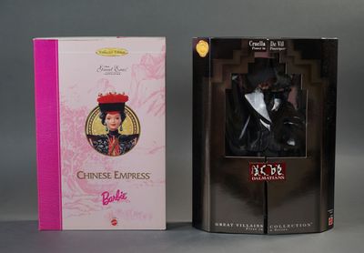 deux poupées en boîte représentant une femme en robe noire et une femme avec un chapeau rouge