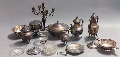 beaucoup d'objets en argent qui se trouvent sur la table