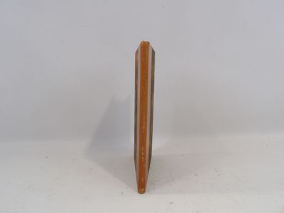 un petit objet en bois posé sur une table