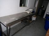 une table en métal sur laquelle se trouve un livre, dans une pièce