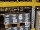 des piles de cartons sur une palette dans un entrepôt