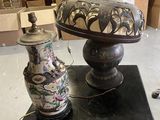 deux vases posés sur une table
