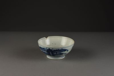 CHINE Coupe en porcelaine à décor bleu de karakos