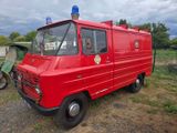 un camion de pompiers rouge garé dans un champ