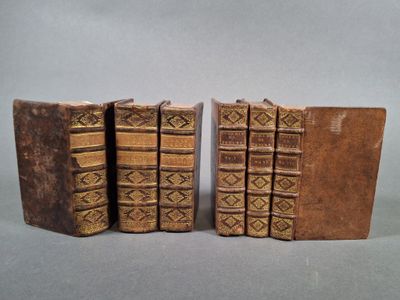 une paire de vieux livres posés l'un sur l'autre