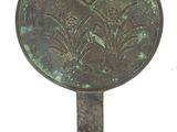 une image représentant un miroir en bronze orné d'un motif