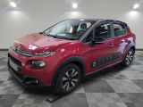 la citrole rouge est garee sur un carrelage en damier