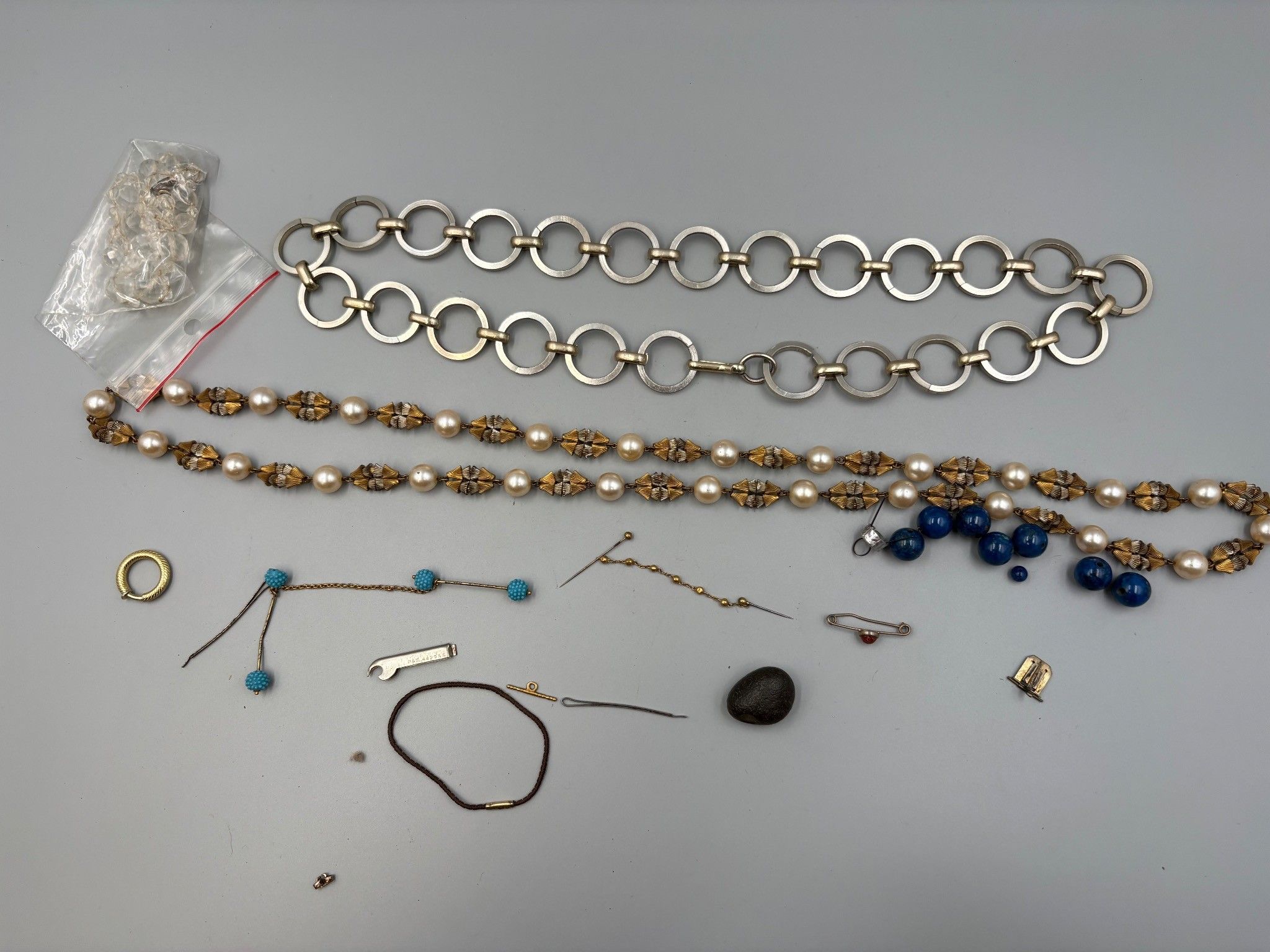 Lot de bijoux fantaisie vintage, circa 1960-1970.