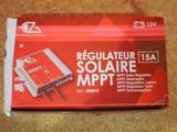 la boîte est ouverte sur la table avec son contenu