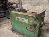 une machine verte qui se trouve dans un garage