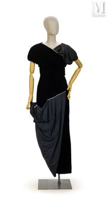 mannequin vêtu d'une robe noire, exposé sur fond blanc