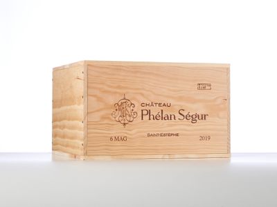 the wooden box is empty and ready to be filled with wine
