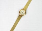 gros plan d'une montre-bracelet sur une surface blanche
