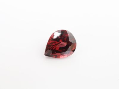 des pierres précieuses de type grenatite rouge en forme de cœur sur fond blanc