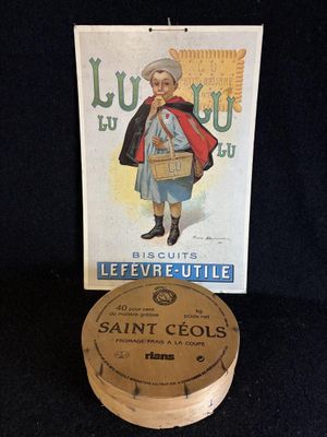 une image représentant un sous-verre en bois orné d'un homme vêtu d'une cape et d'une boîte d'alcool