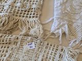 Plusieurs sacs au crochet sont disposés sur un lit