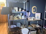 une pièce dans laquelle se trouve une étagère sur laquelle sont posés divers objets