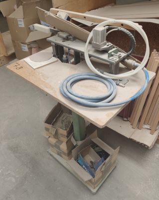 une machine posée sur une table