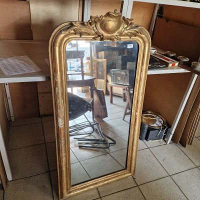 a mirror that is sitting on the floor in a room