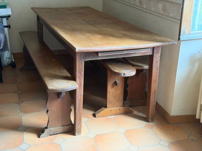 une table en bois et deux bancs dans une cuisine