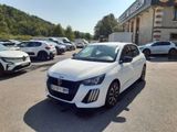 une voiture blanche garée devant un bâtiment